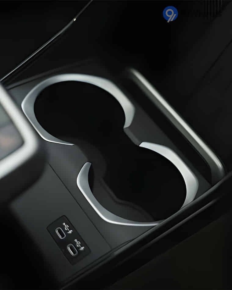 Dashboard & Front Cabin - 4