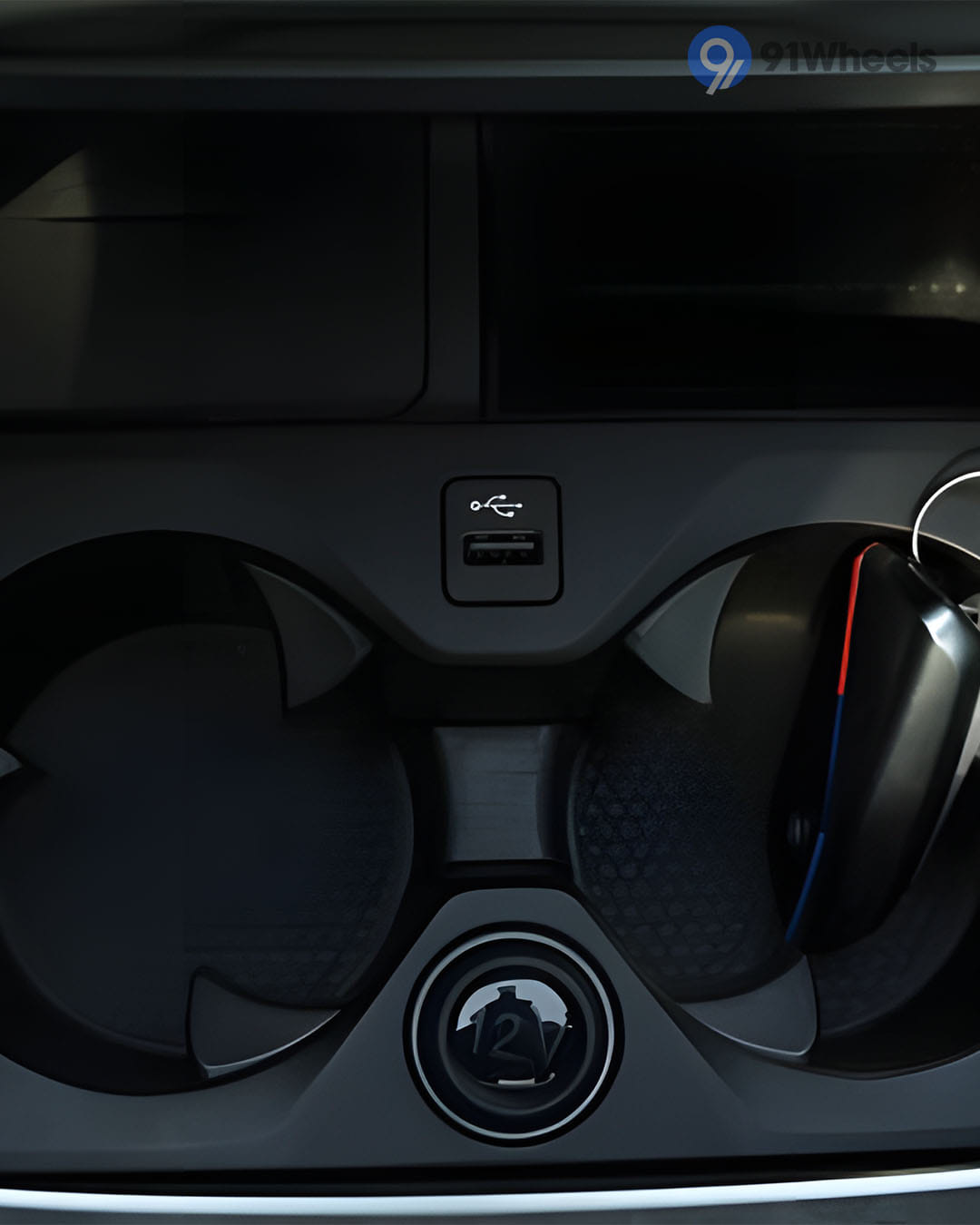 Dashboard & Front Cabin - 3