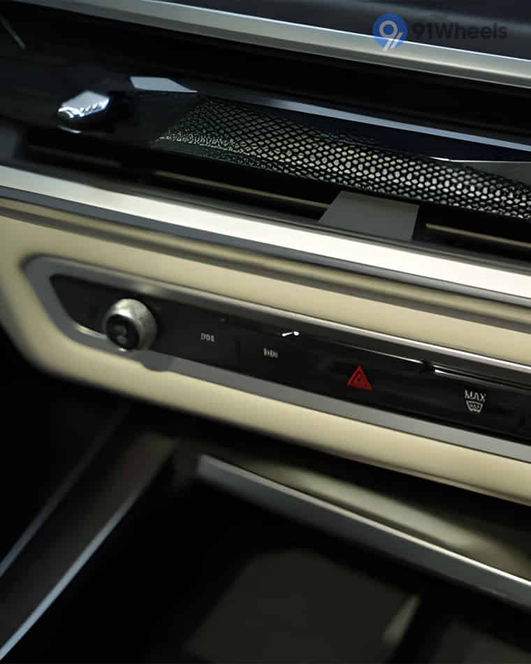 Dashboard & Front Cabin - 4