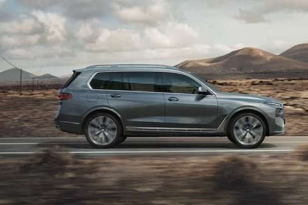 BMW X7 Right Side View