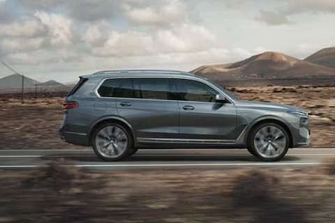BMW X7 xDrive40d Right Side View