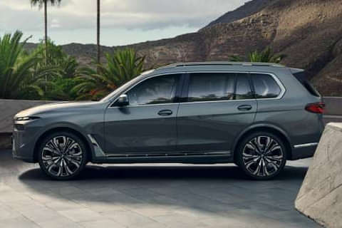 BMW X7 xDrive40d Left Side View