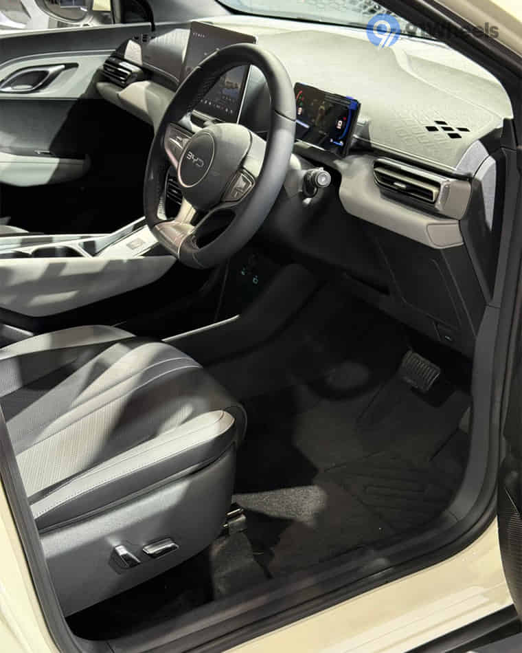 Dashboard & Front Cabin - 4