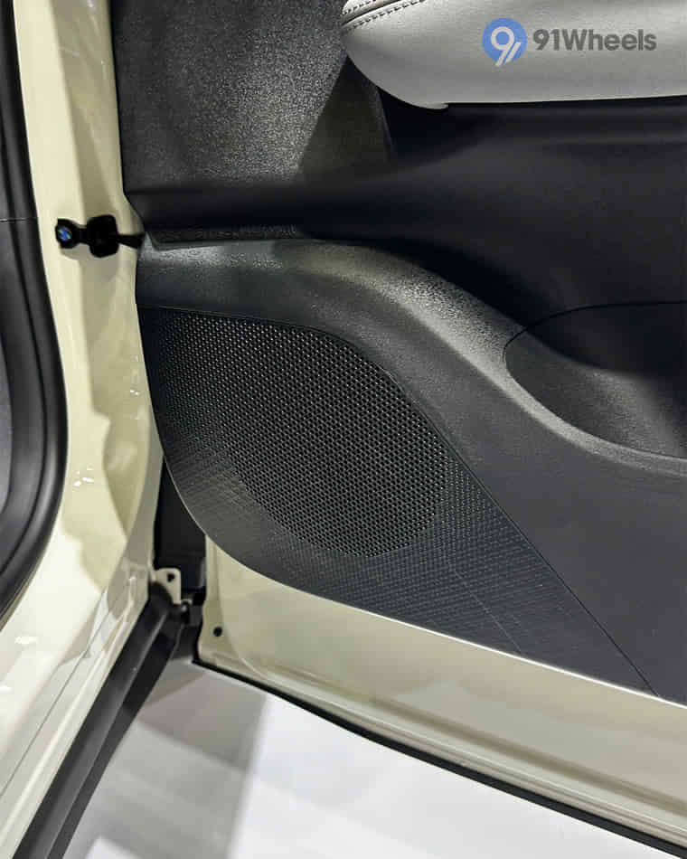 Infotainment & Charging - 2 Infotainment & Charging - 2