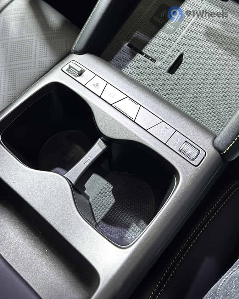 Dashboard & Front Cabin - 5