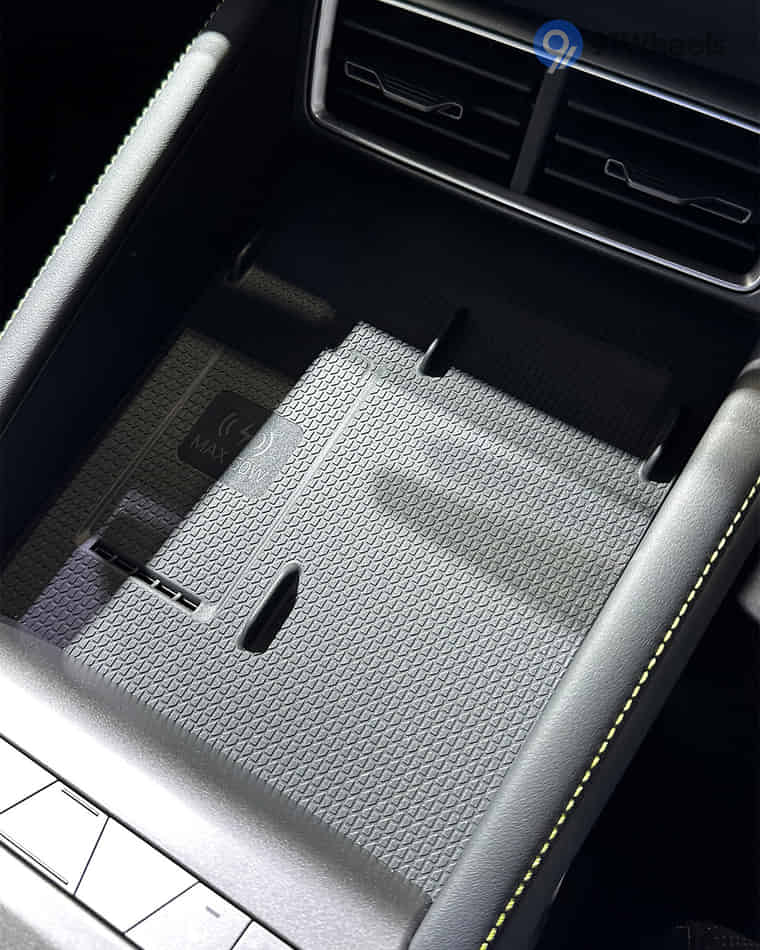 Dashboard & Front Cabin - 3