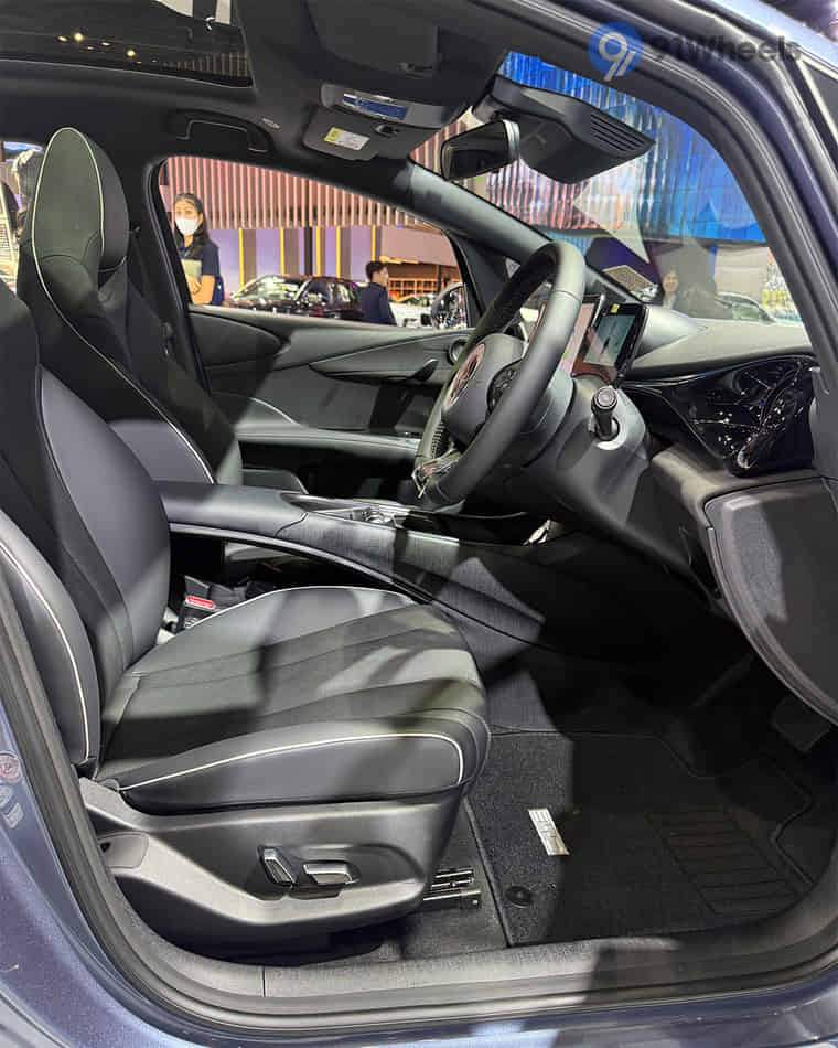 Dashboard & Front Cabin - 8 Dashboard & Front Cabin - 8