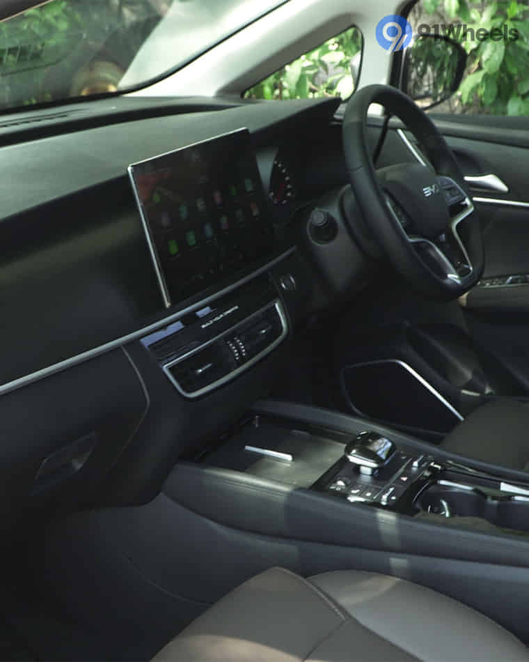 Dashboard & Front Cabin - 10