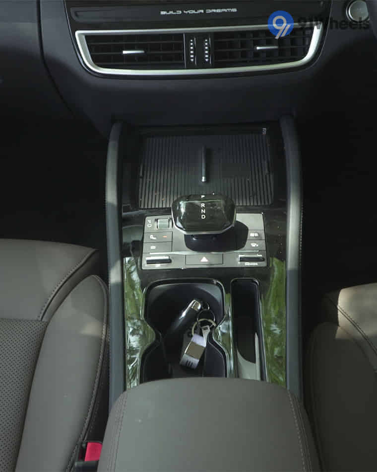 Dashboard & Front Cabin - 7