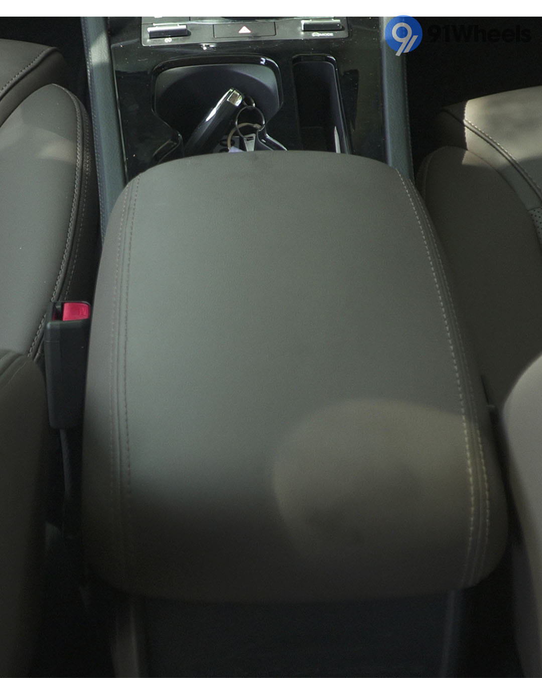 Dashboard & Front Cabin - 6 Dashboard & Front Cabin - 6