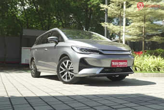 BYD eMAX 7 Right Front Three Quarter BYD eMAX 7 Right Front Three Quarter