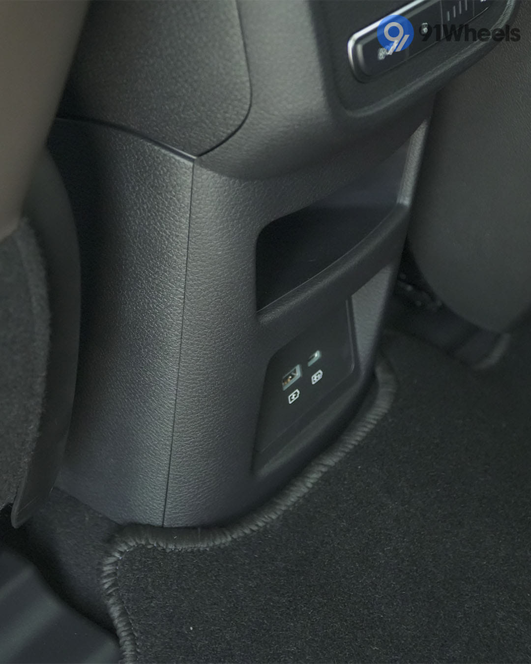 Dashboard & Front Cabin - 4 Dashboard & Front Cabin - 4