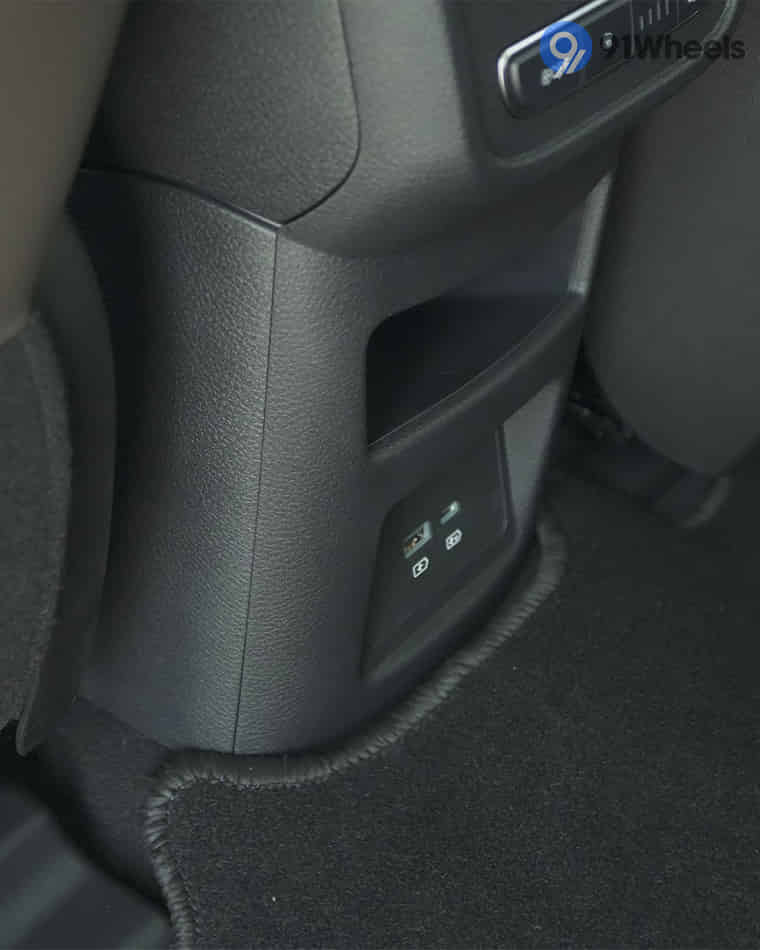 Dashboard & Front Cabin - 4