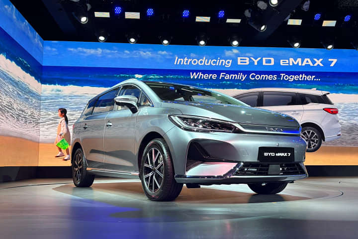 BYD eMAX 7 Right Front Three Quarter