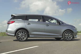 BYD eMAX 7 Right Side View BYD eMAX 7 Right Side View