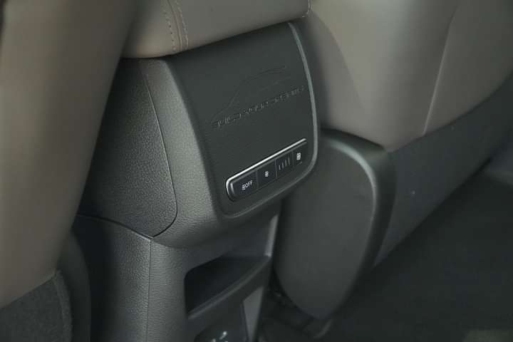 BYD eMAX 7 USB Port/Power Socket/Wireless Charging