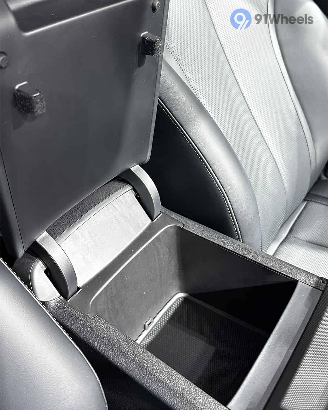 Front Centre Arm Rest Storage