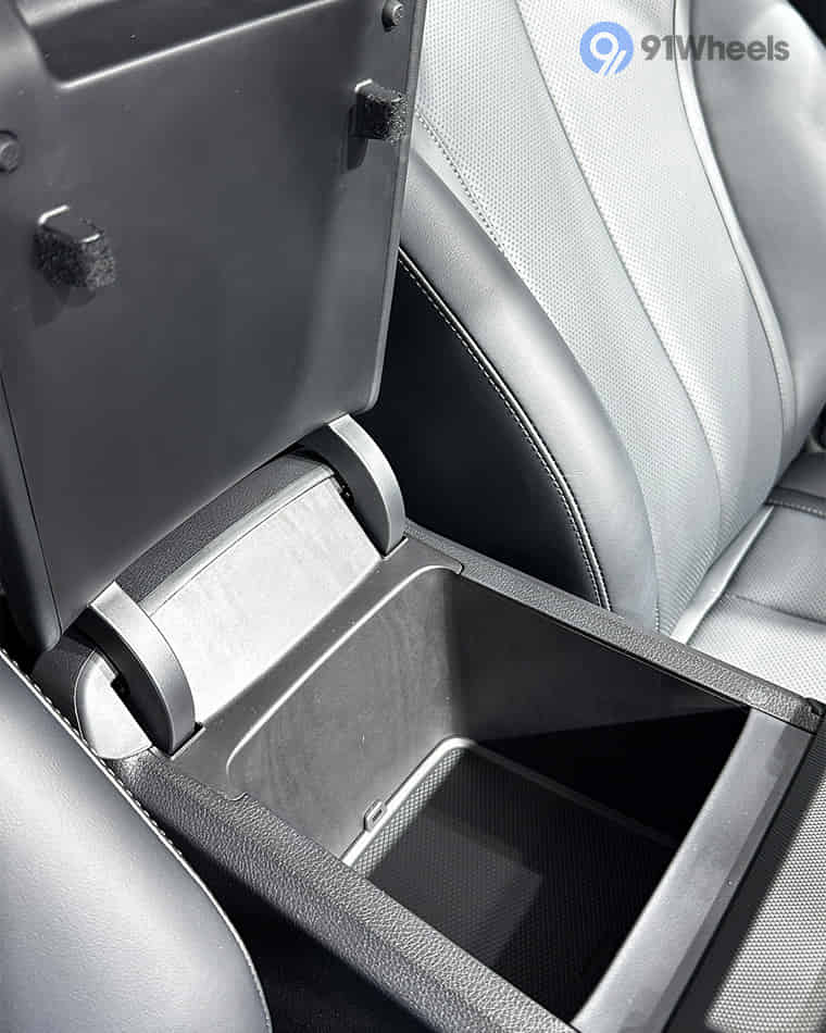 Dashboard & Front Cabin - 9