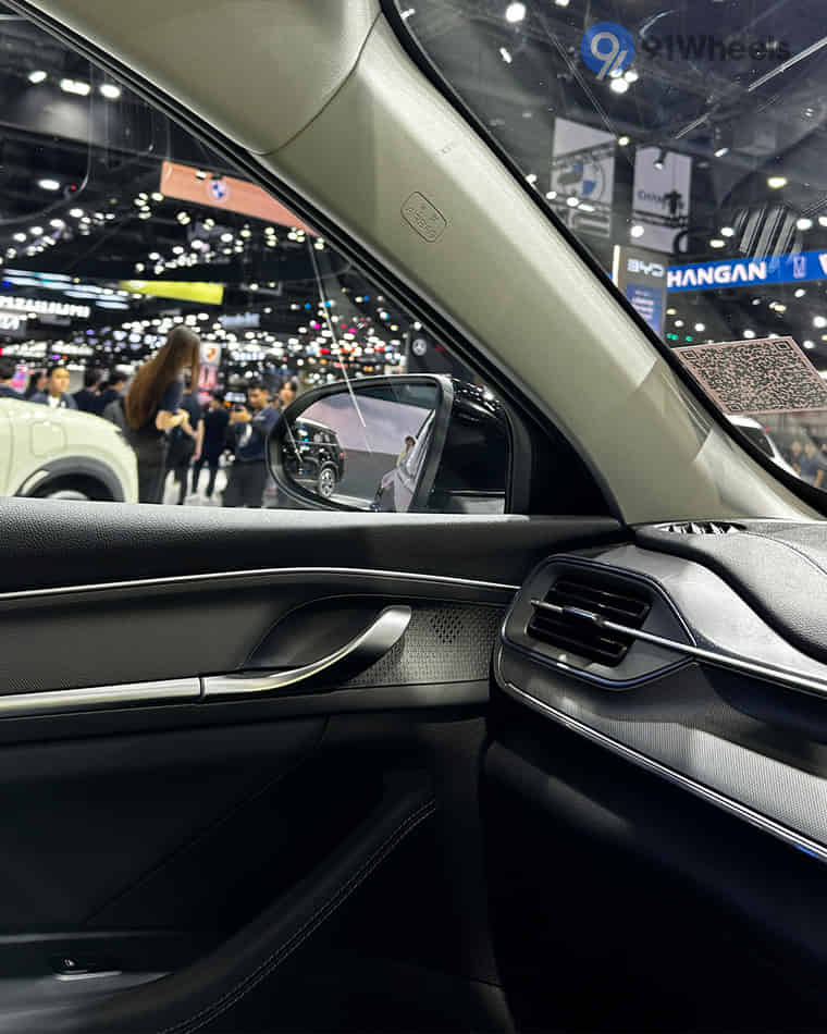 Dashboard & Front Cabin - 7