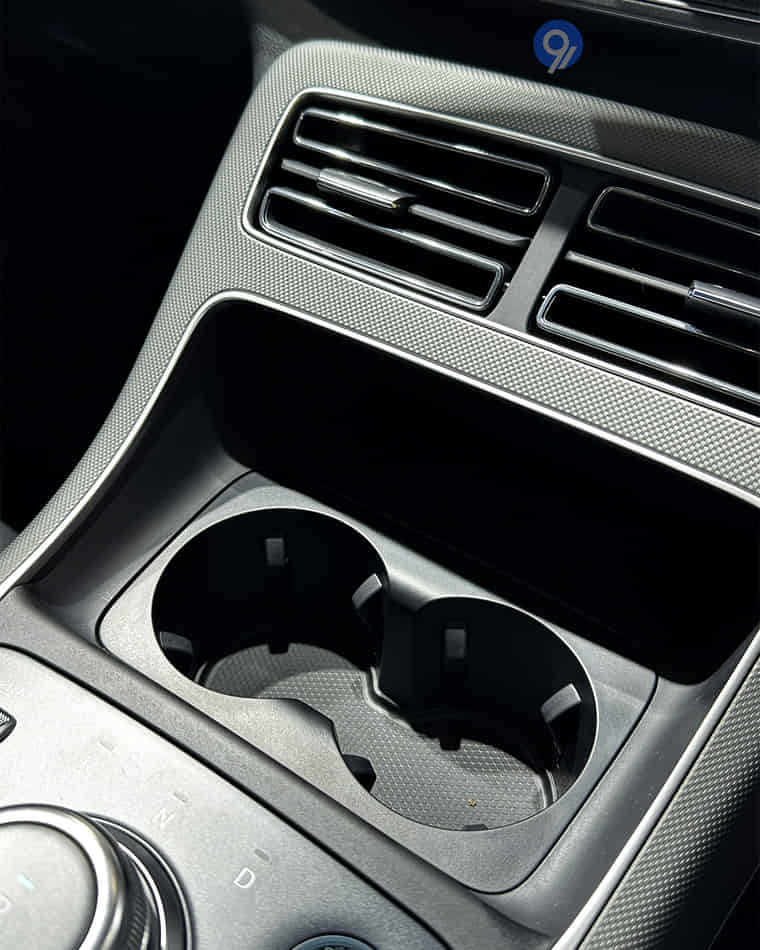 Dashboard & Front Cabin - 10