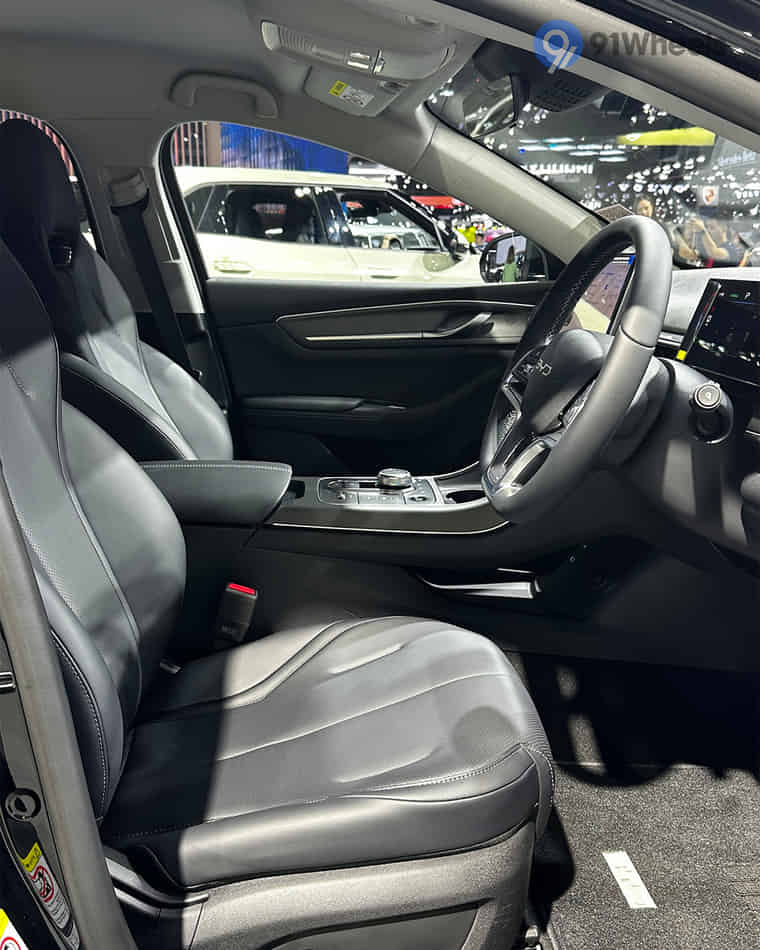 Dashboard & Front Cabin - 12