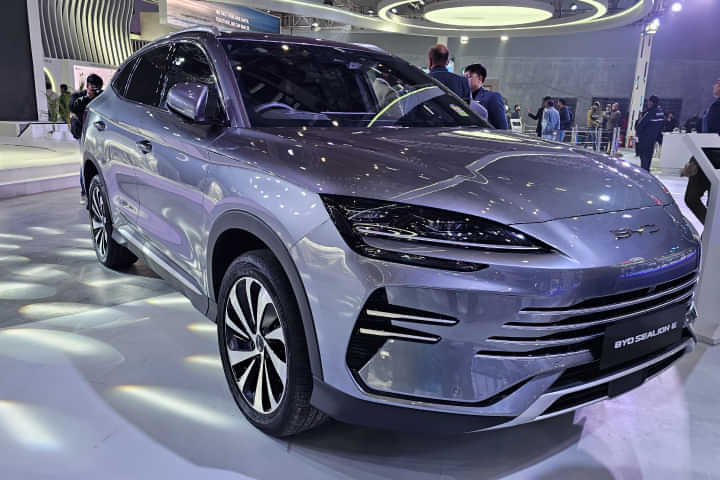 BYD Sealion 6 Right Front Three Quarter BYD Sealion 6 Right Front Three Quarter