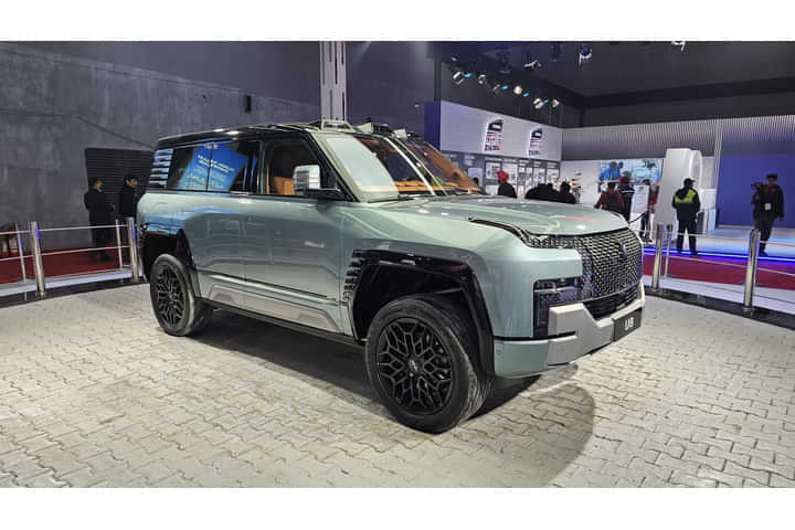 BYD YangWang U8 Right Front Three Quarter BYD YangWang U8 Right Front Three Quarter