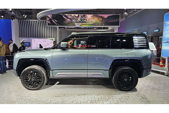 BYD YangWang U8 Left Side View