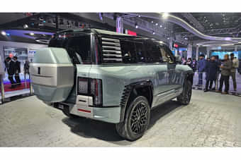 BYD YangWang U8 Right Rear Three Quarter BYD YangWang U8 Right Rear Three Quarter