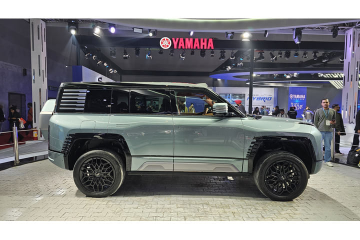 BYD YangWang U8 Right Side View
