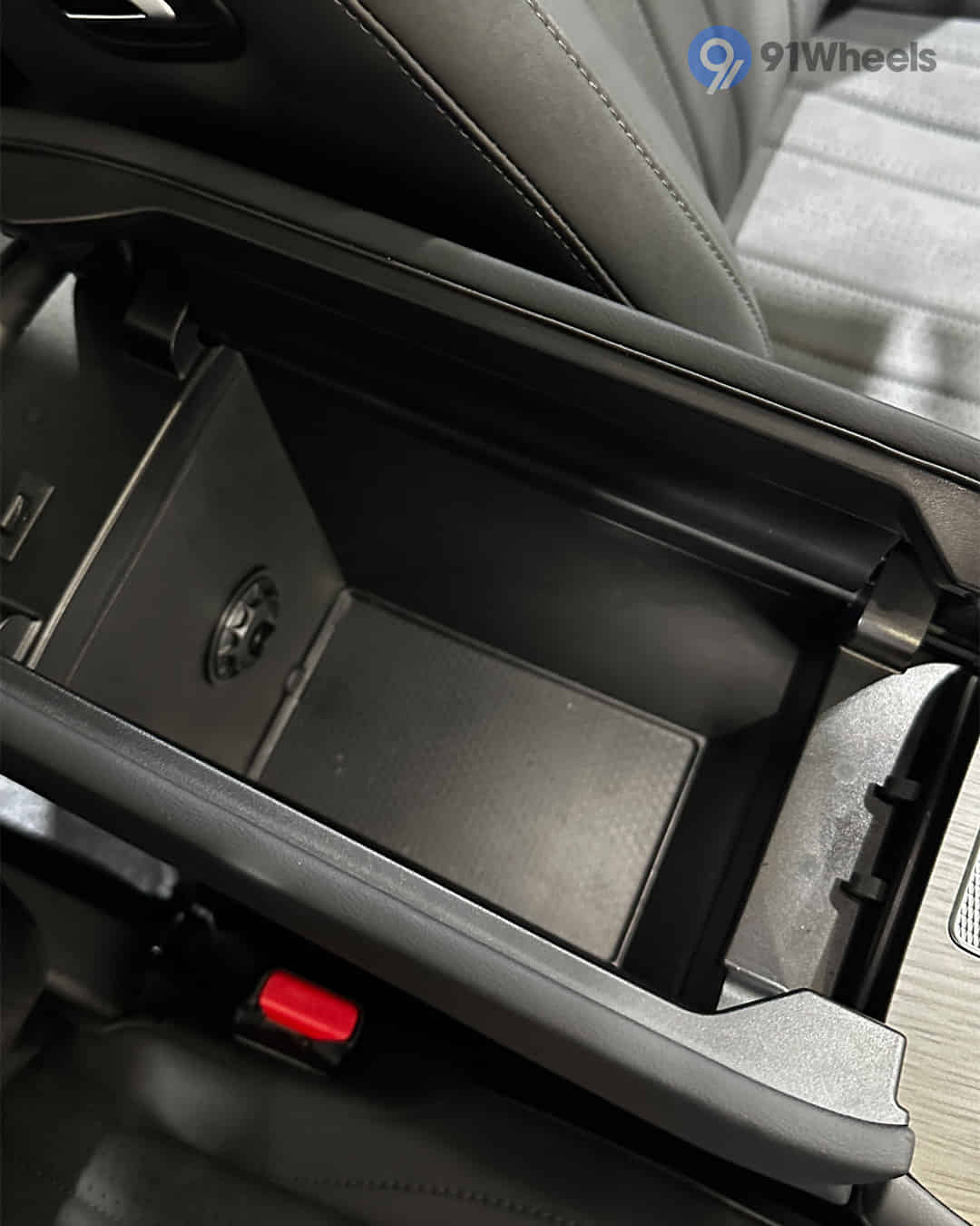 Front Centre Arm Rest Storage Front Centre Arm Rest Storage