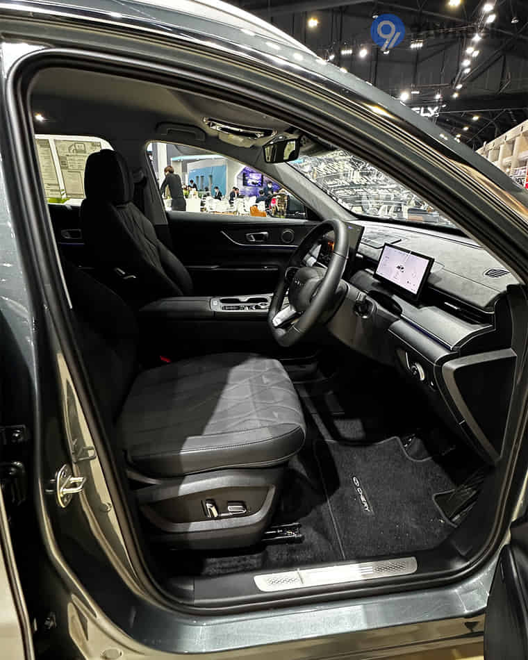 Dashboard & Front Cabin - 69 Dashboard & Front Cabin - 69