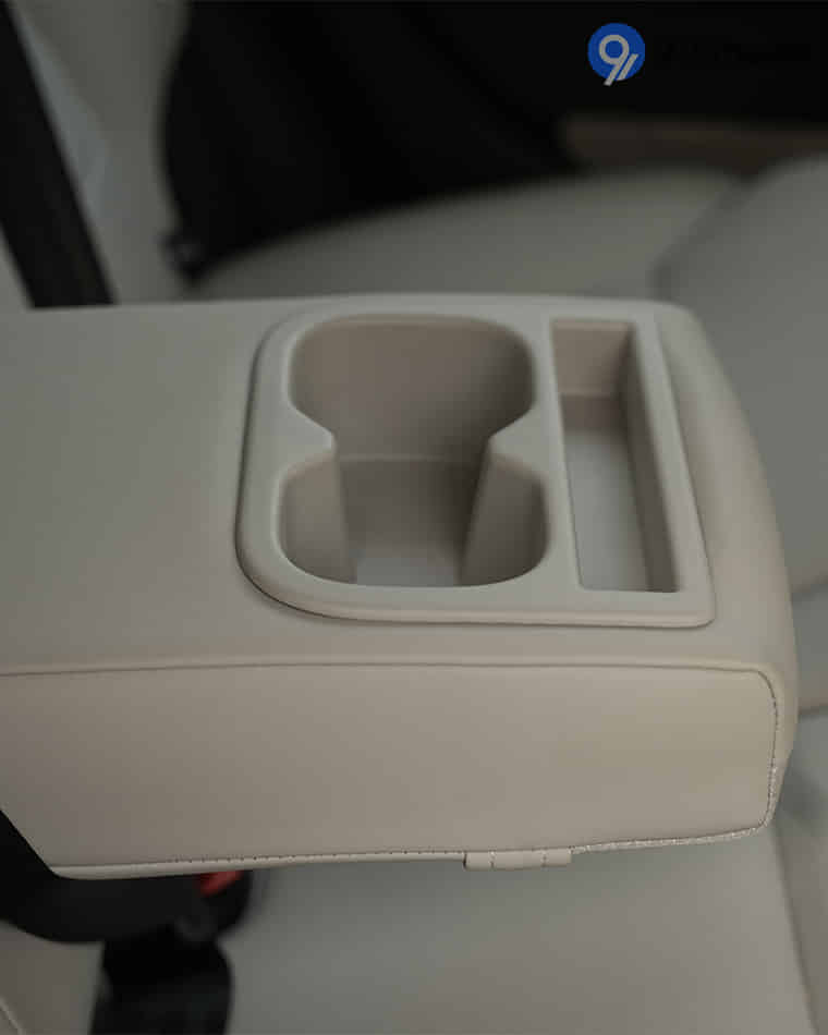 Dashboard & Front Cabin - 11