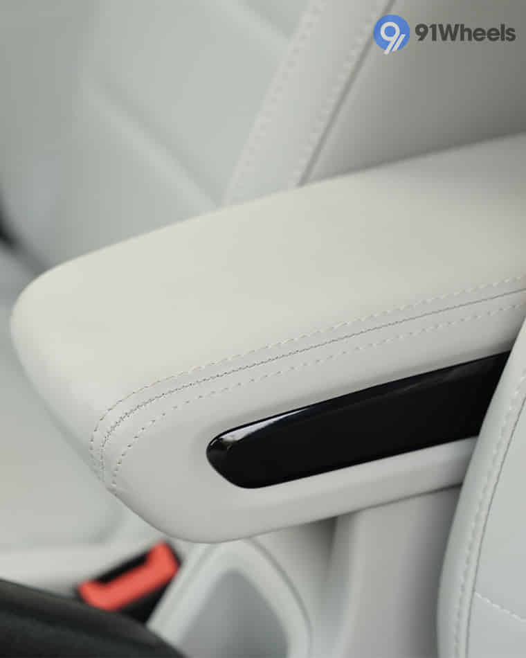 Dashboard & Front Cabin - 10