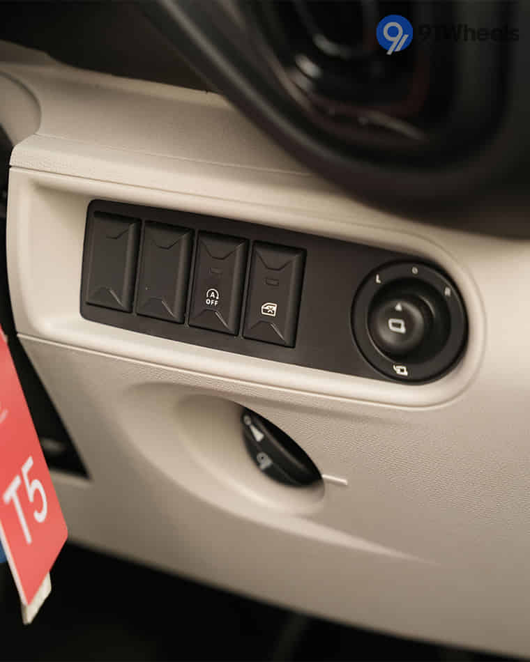 Dashboard & Front Cabin - 9