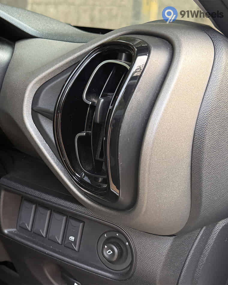 Dashboard & Front Cabin - 5