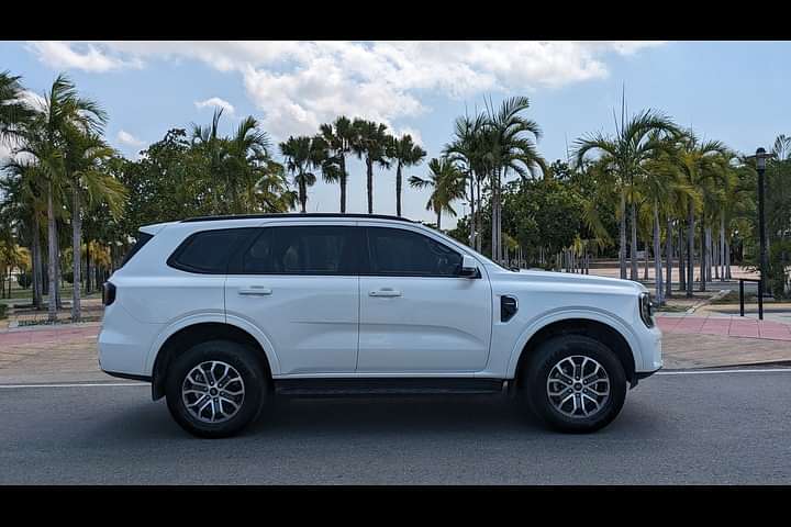 Ford Endeavour 2024 Right Side View