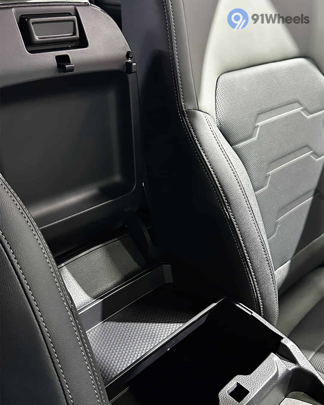 Front Centre Arm Rest Storage Front Centre Arm Rest Storage