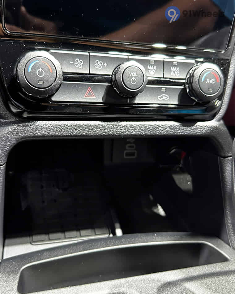 Dashboard & Front Cabin - 6 Dashboard & Front Cabin - 6