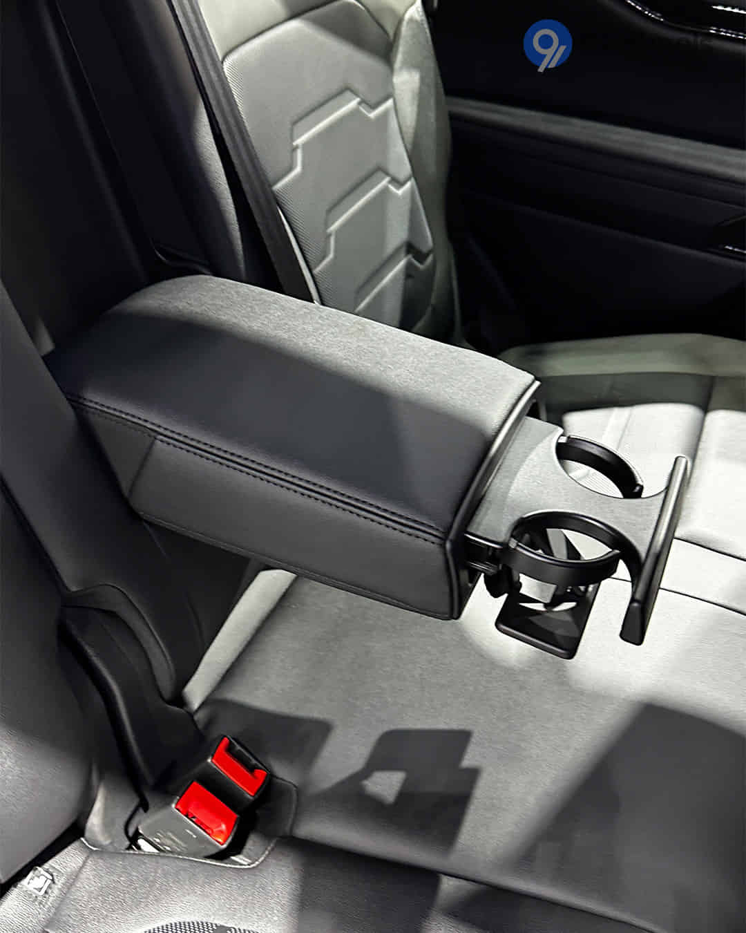 Rear Centre Arm Rest Rear Centre Arm Rest