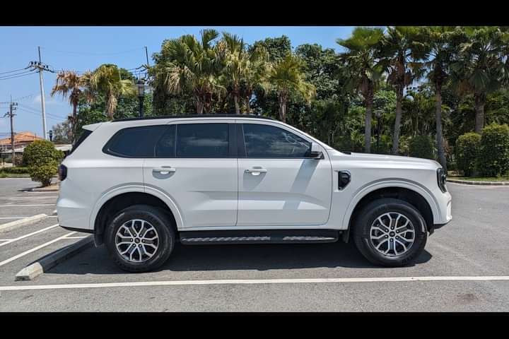 Ford Endeavour 2025 Right Side View