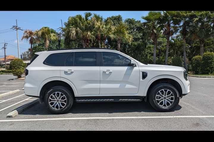 Ford Endeavour 2025 Right Side View Ford Endeavour 2025 Right Side View