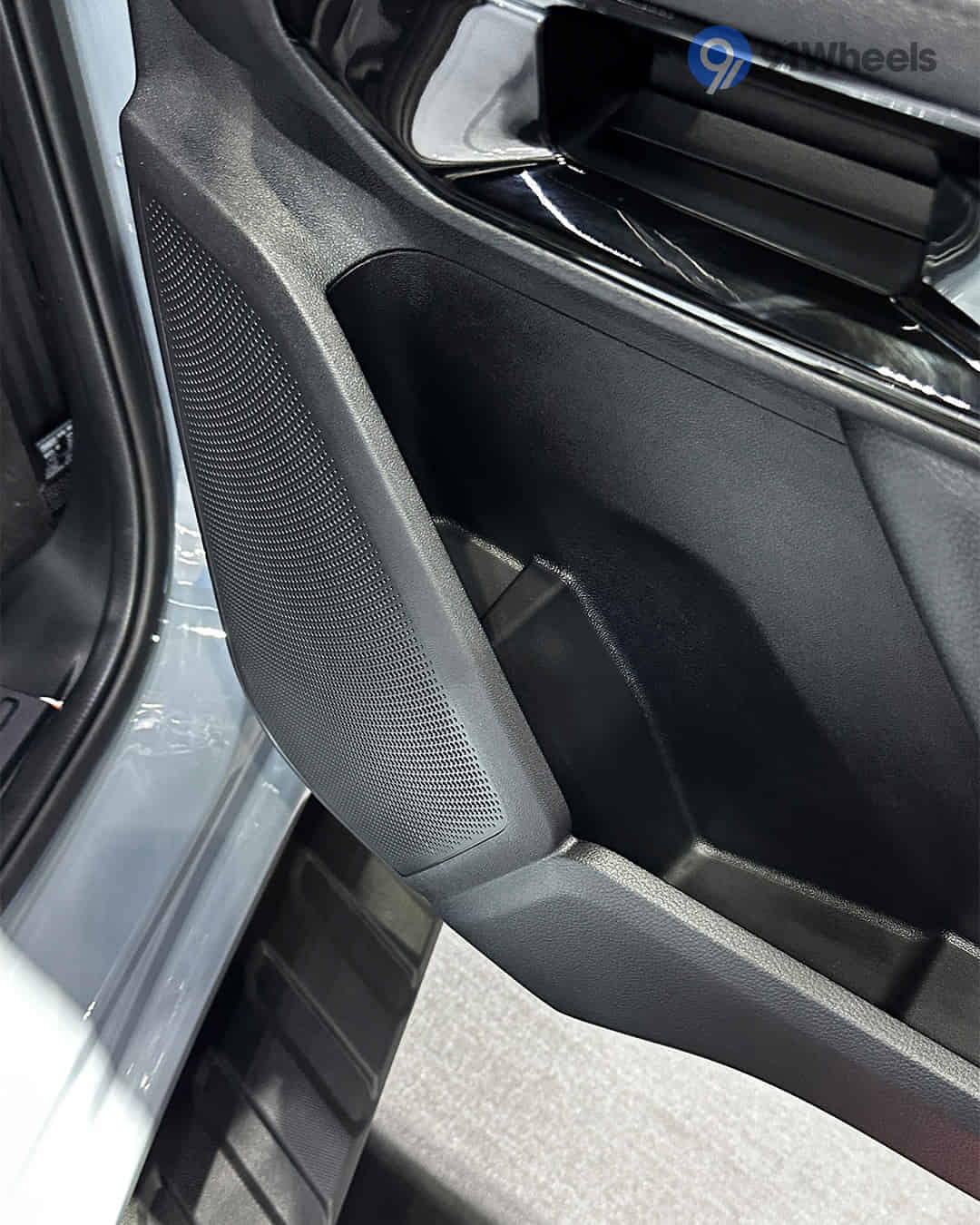 Rear Speakers Rear Speakers
