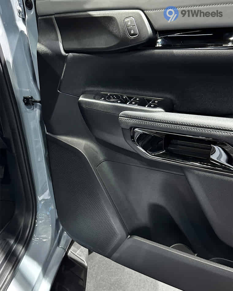 Infotainment & Charging - 1 Infotainment & Charging - 1