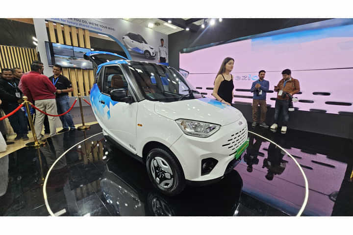 Gensol EV Ezio Right Front Three Quarter