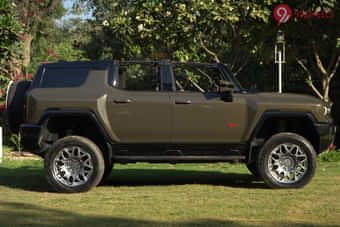 GMC Hummer EV Right Side View GMC Hummer EV Right Side View