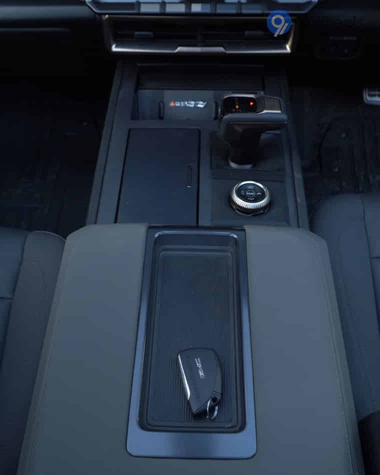 Dashboard & Front Cabin - 7