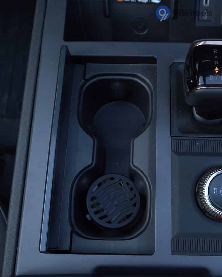 Dashboard & Front Cabin - 9