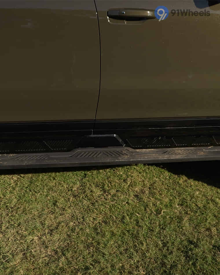 Dashboard & Front Cabin - 12