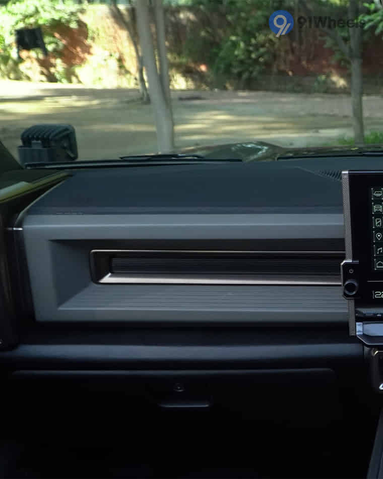 Dashboard & Front Cabin - 5